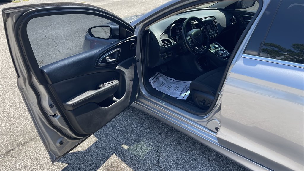 2016 Chrysler 200 - $8,995