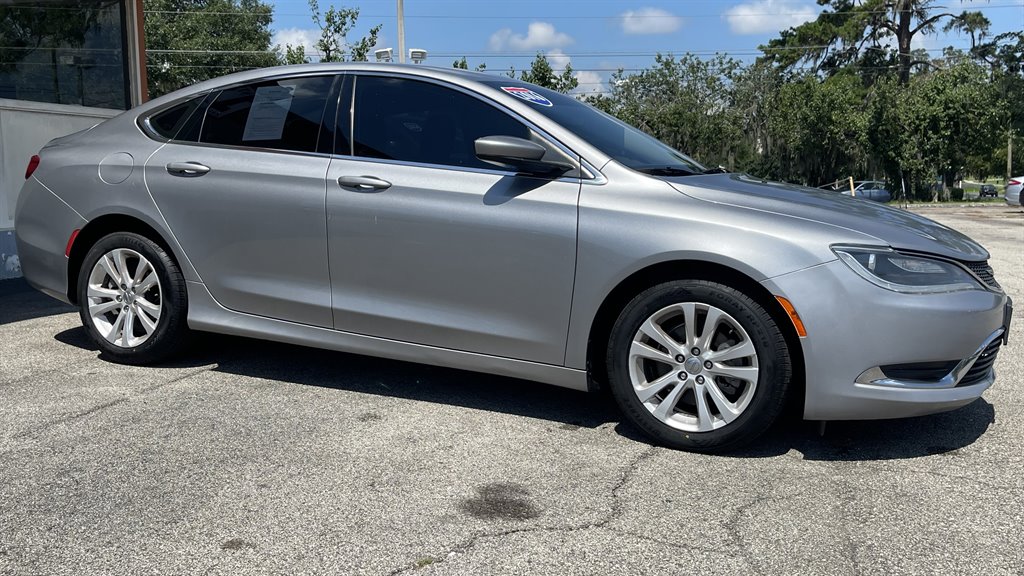 2016 Chrysler 200 - $8,995