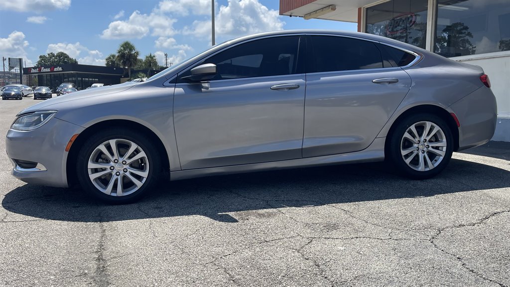 2016 Chrysler 200 - $8,995