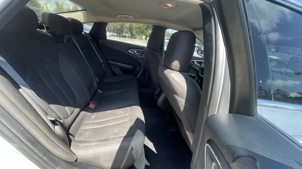 2016 Chrysler 200 - $8,995