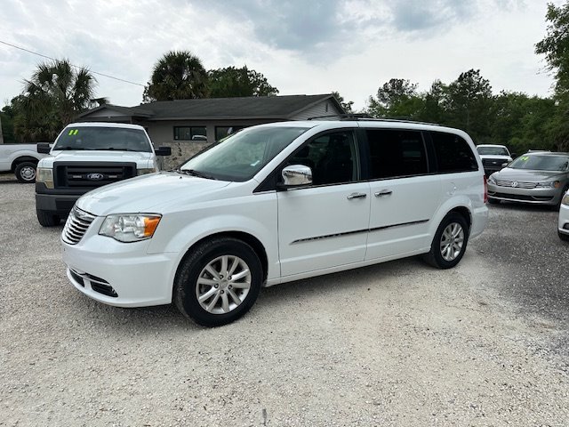 The 2016 Chrysler Town & Country Limited Platinum photos