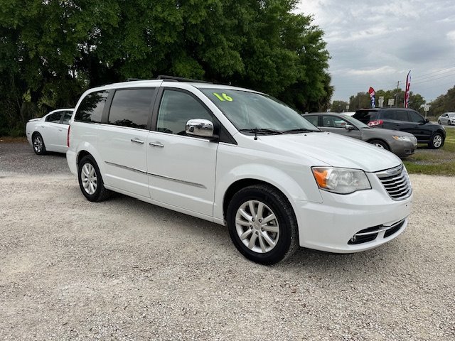 2016 Chrysler Town & Country Limited Platinum photo