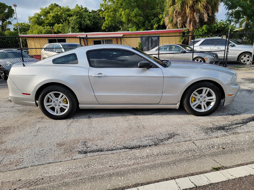 2014 Ford Mustang V6 photo