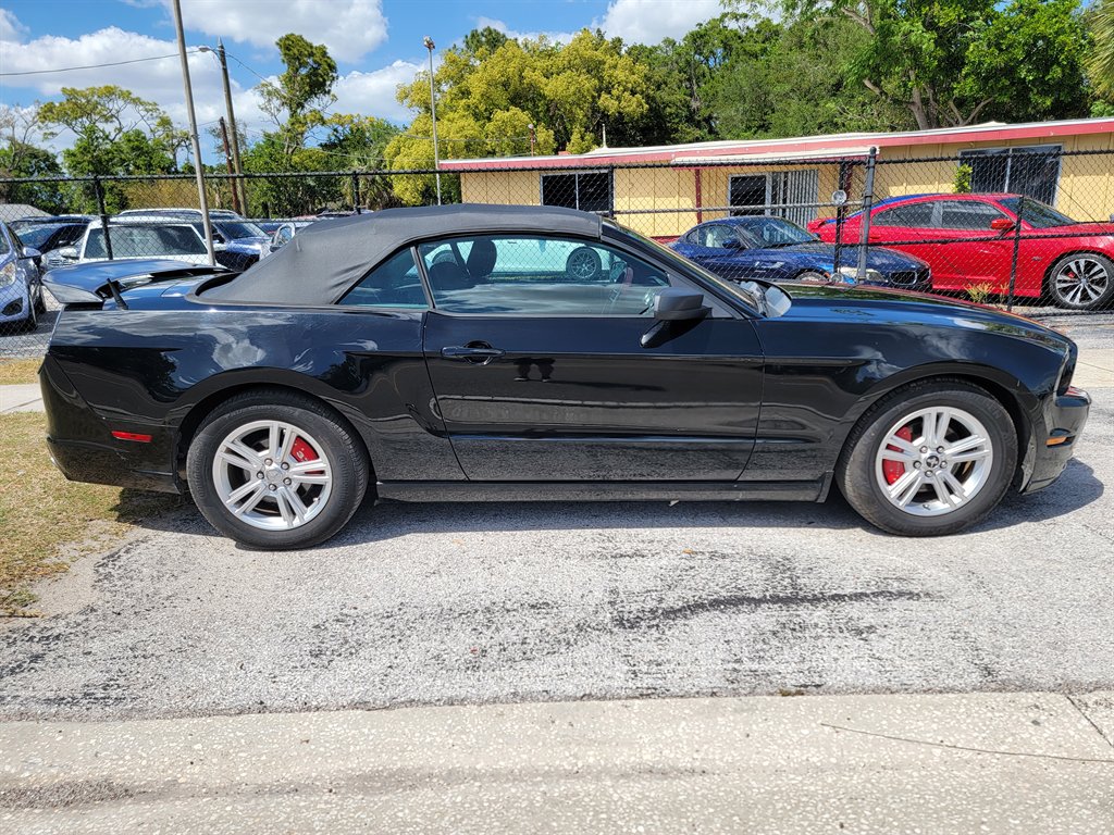 2014 Ford Mustang V6 photo