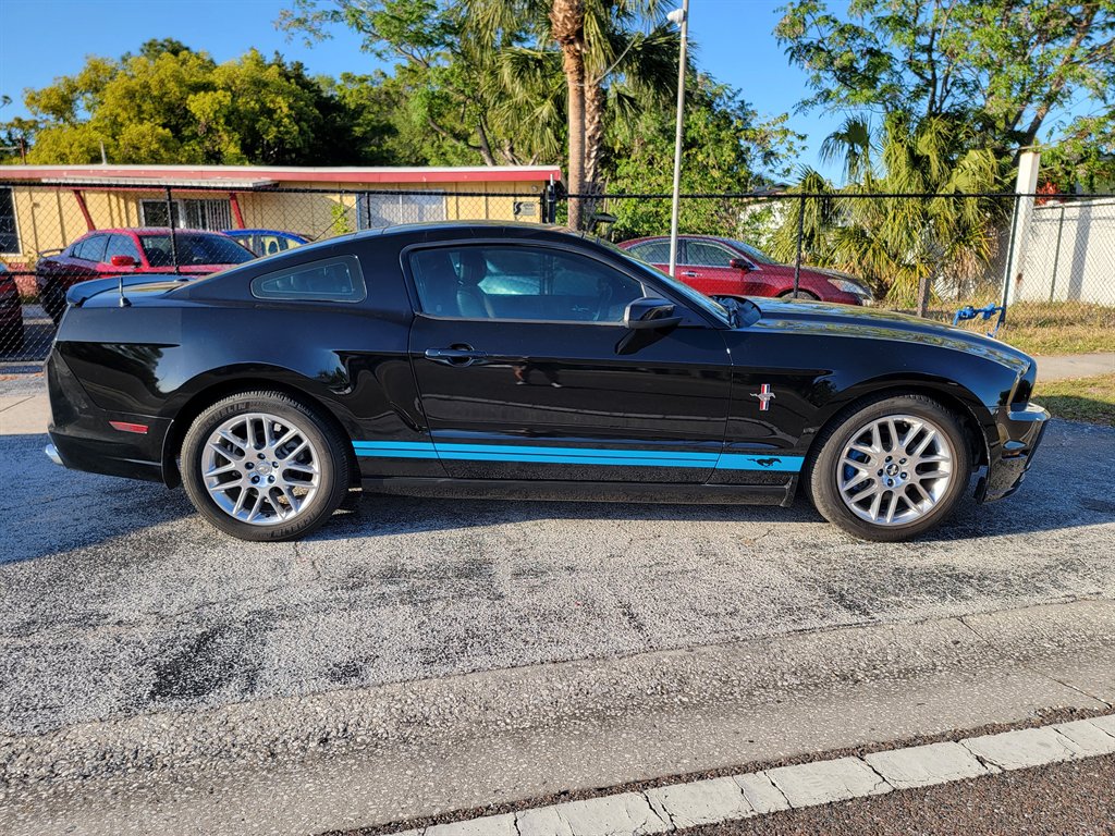 2013 Ford Mustang V6 photo