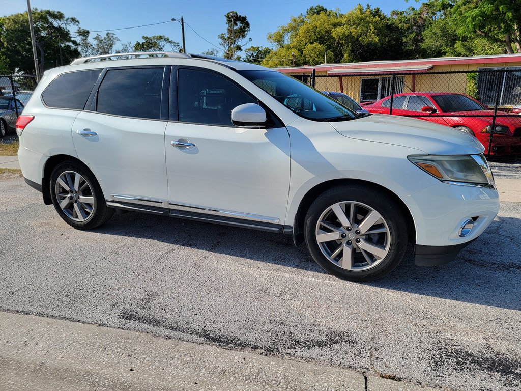 2015 Nissan Pathfinder Platinum photo
