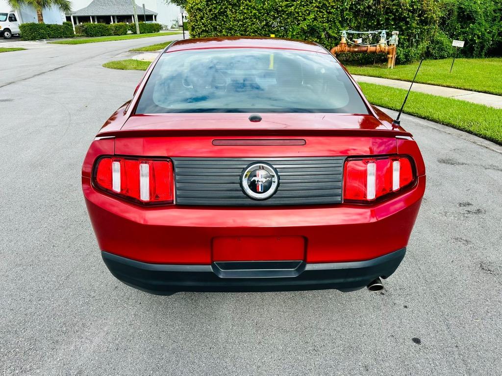 2010 Ford Mustang V6 Premium photo