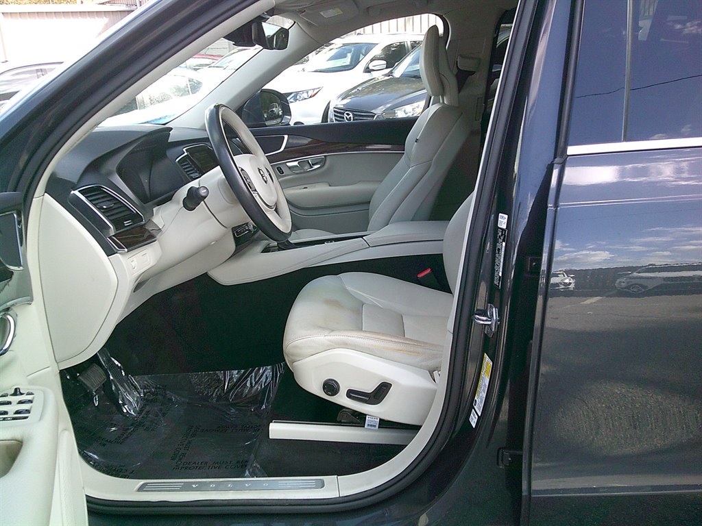2016 Volvo XC90 T6 - Momentum photo