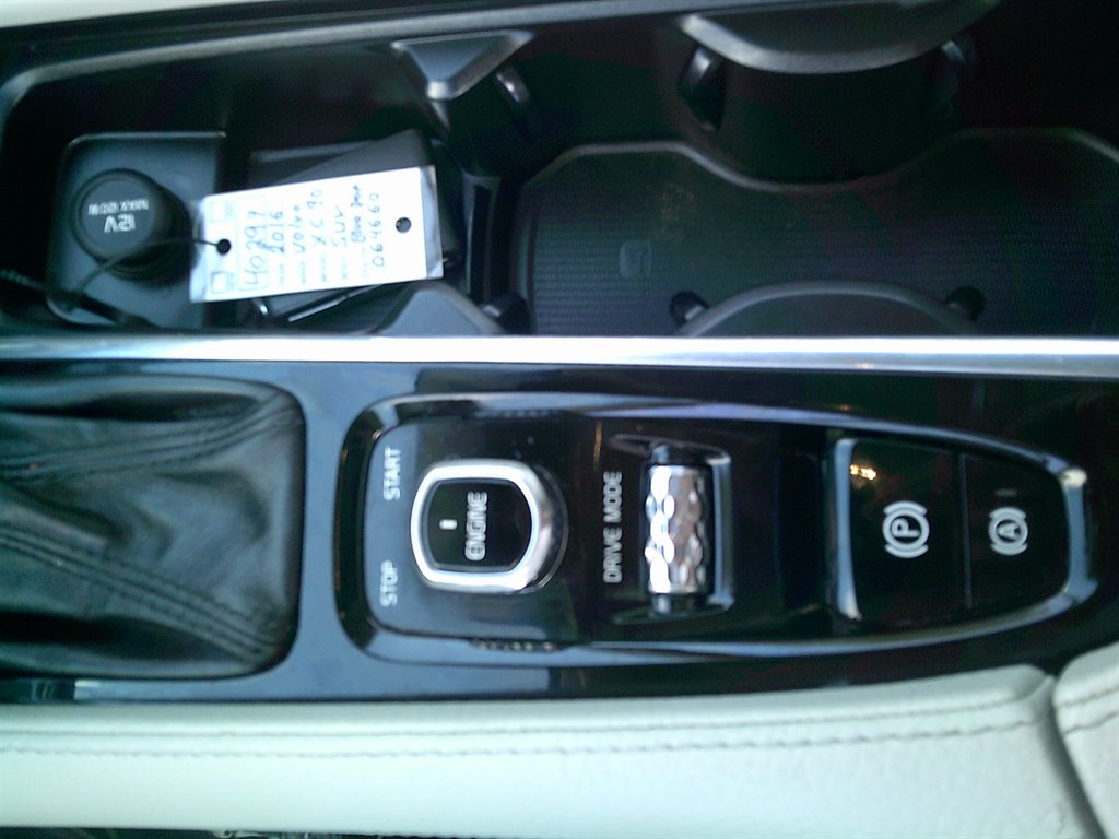 2016 Volvo XC90 T6 - Momentum photo