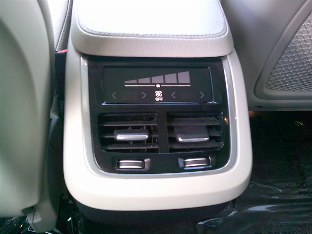 2016 Volvo XC90 T6 - Momentum photo
