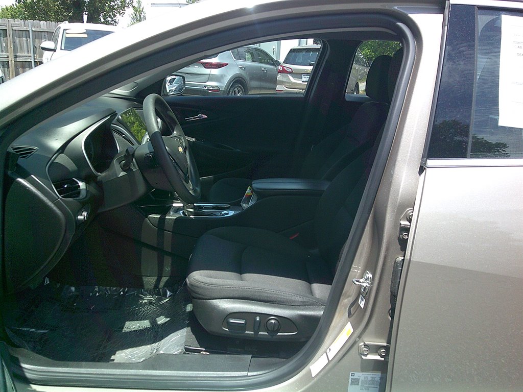 2023 Chevrolet Malibu - $18,995