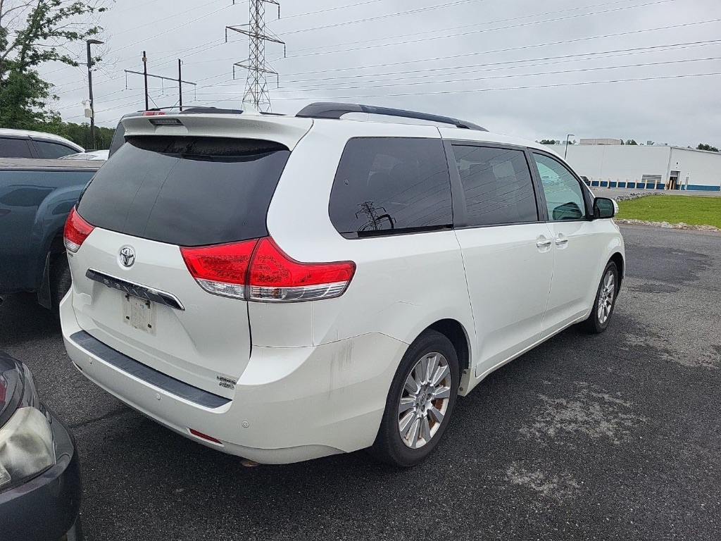 2014 Toyota Sienna XLE 7-Passenger photo