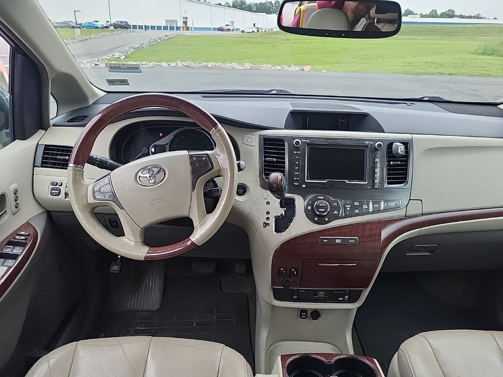 2014 Toyota Sienna XLE 7-Passenger photo