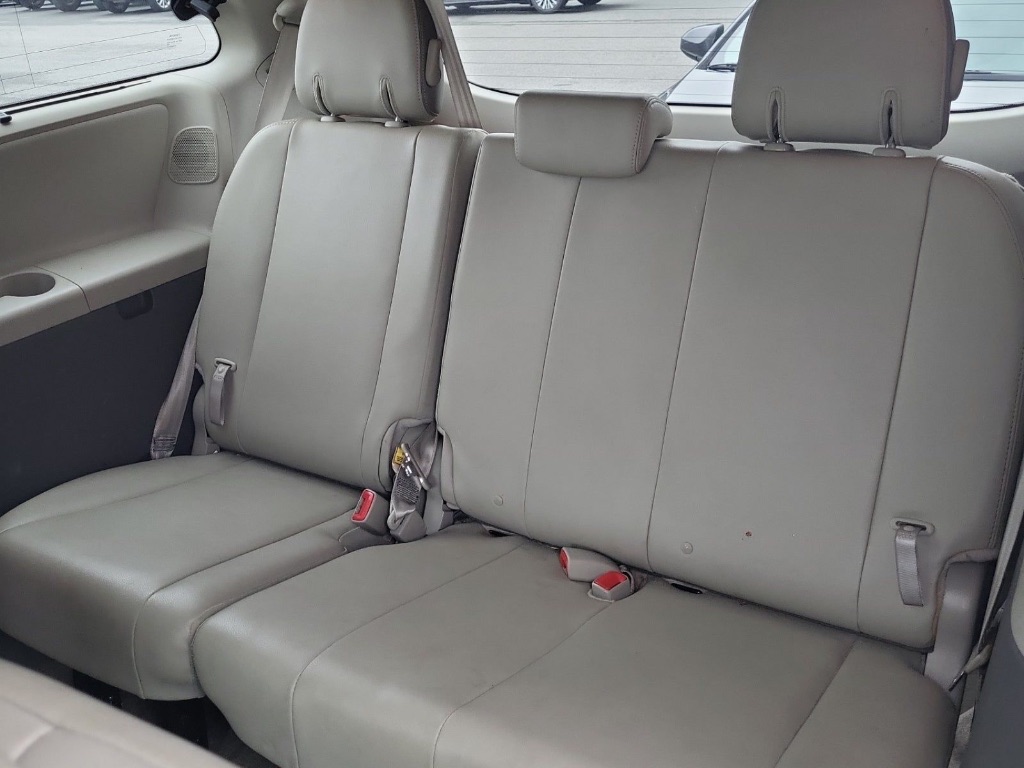 2014 Toyota Sienna XLE 7-Passenger photo