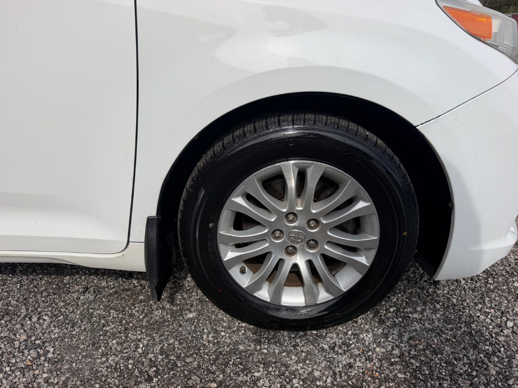 2013 Toyota Sienna - $13,950