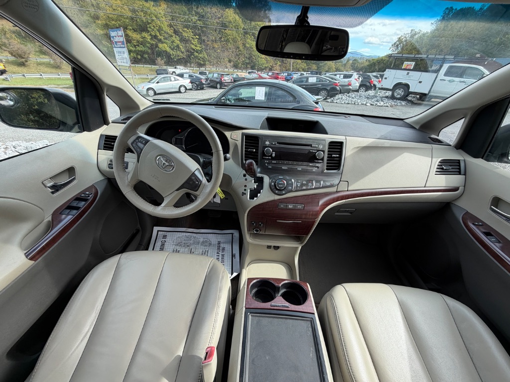 2013 Toyota Sienna - $13,950