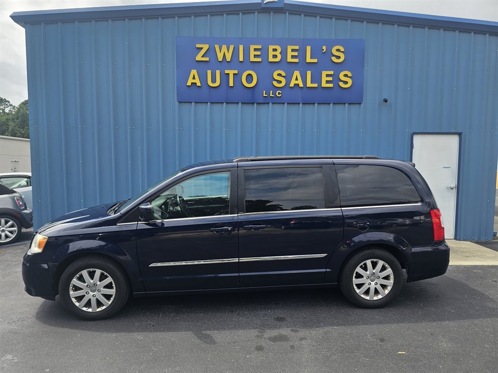 2013 Chrysler Town And Country - $9,642
