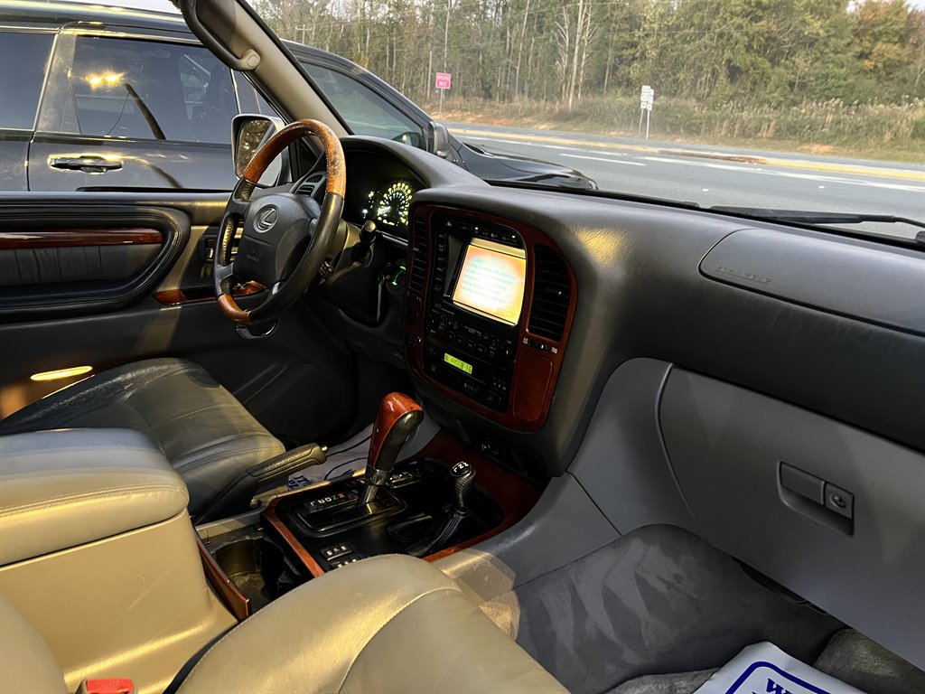 2001 Lexus LX 470 photo