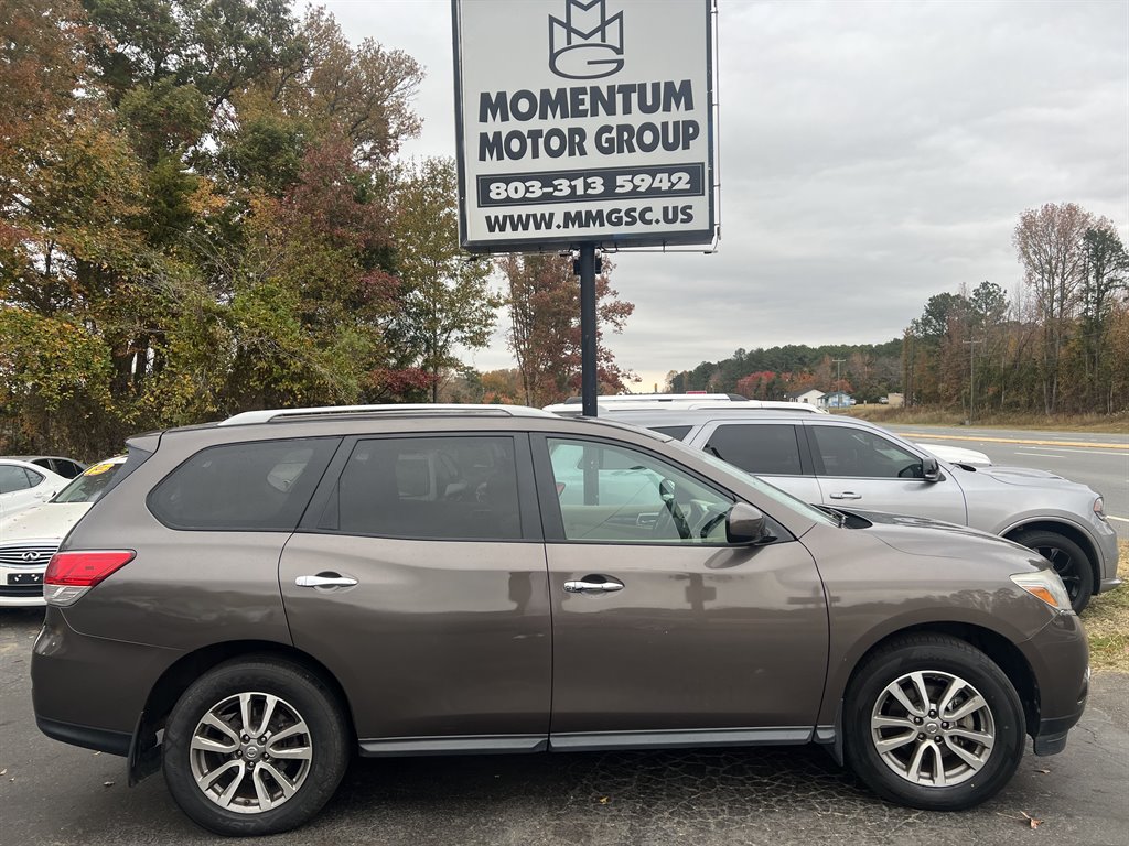 The 2016 Nissan Pathfinder SV photos