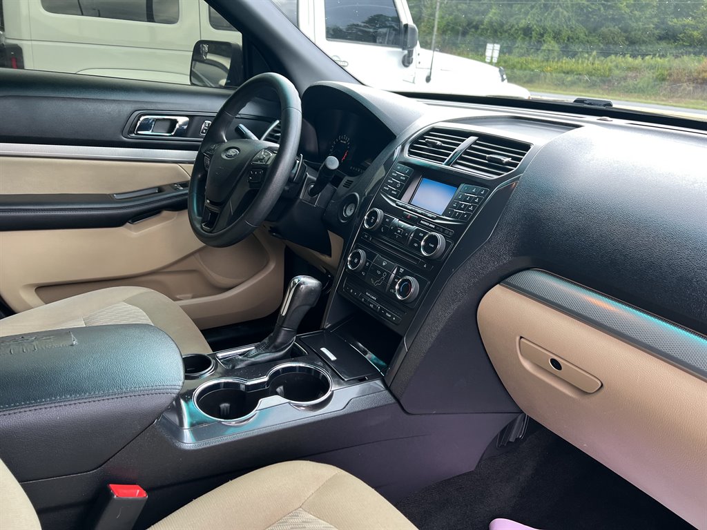 2017 Ford Explorer photo