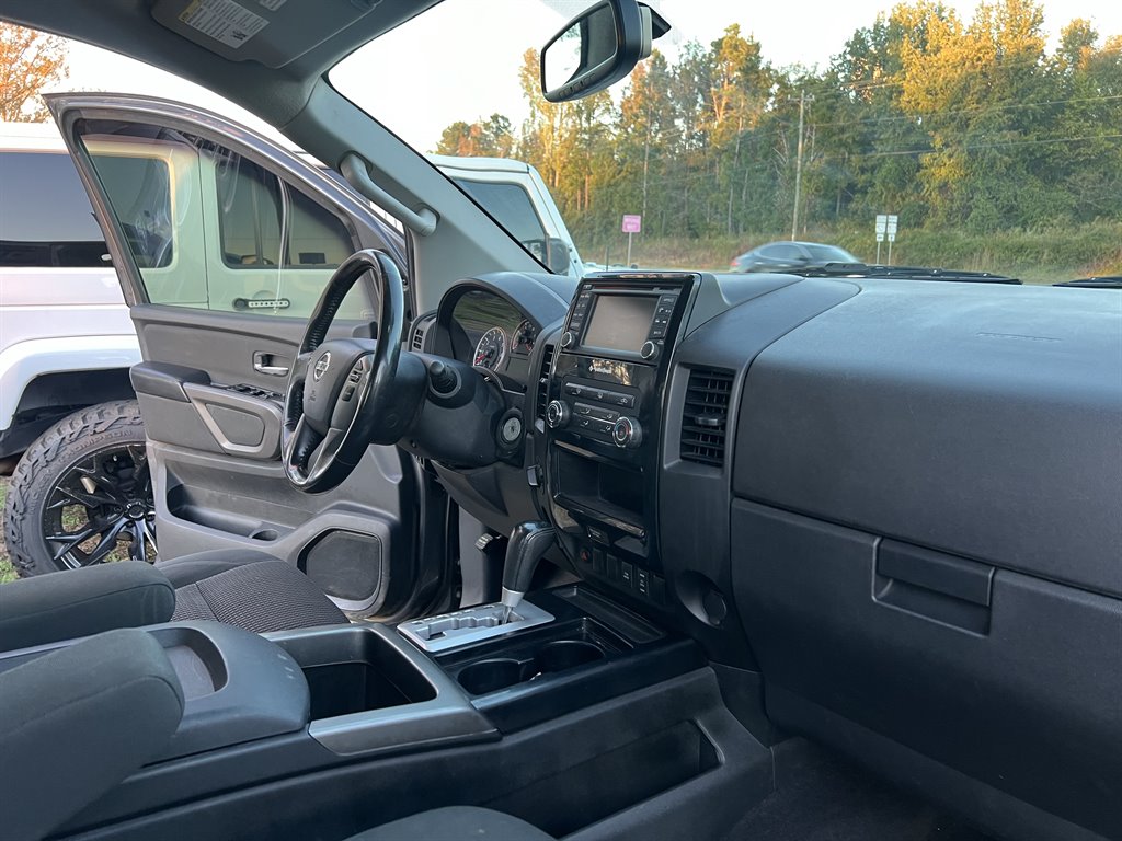 2015 Nissan Titan SV photo