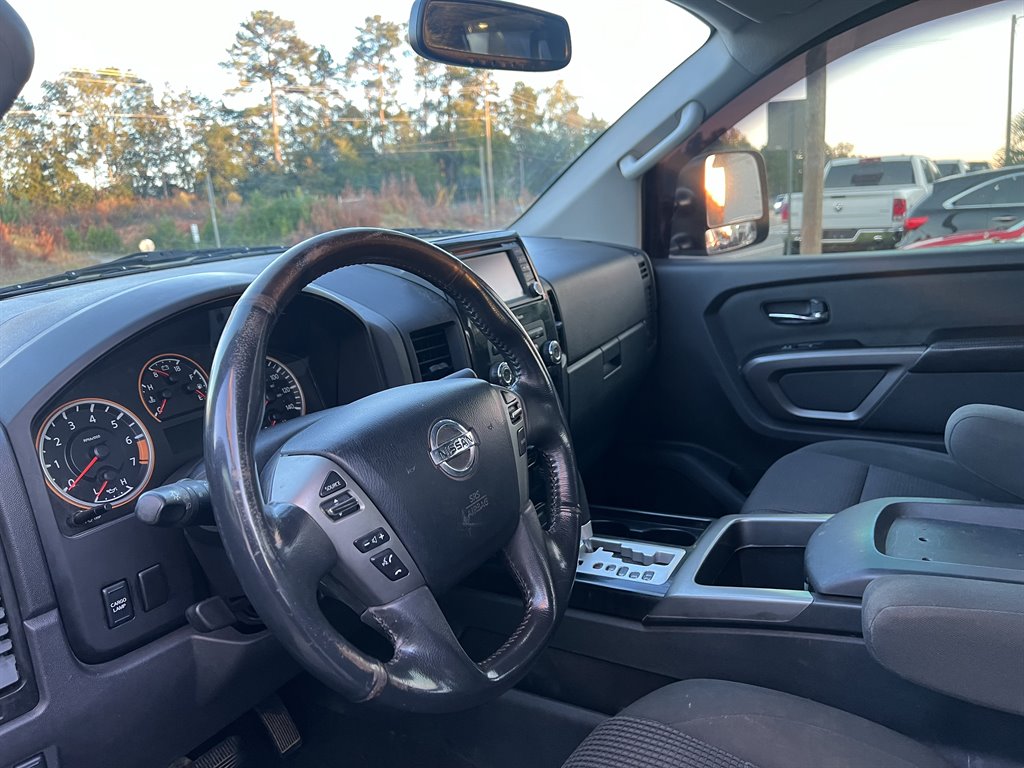 2015 Nissan Titan SV photo