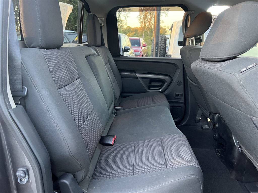 2015 Nissan Titan SV photo