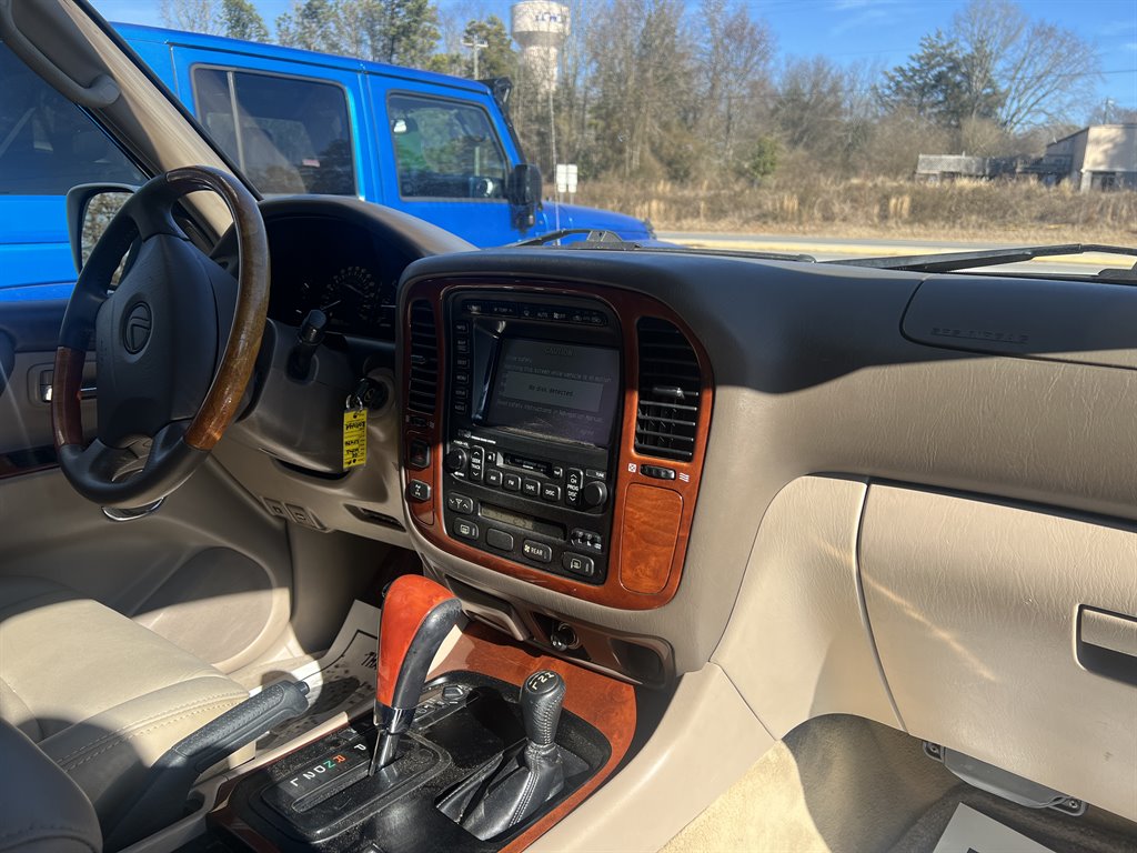 2002 Lexus LX 470 photo