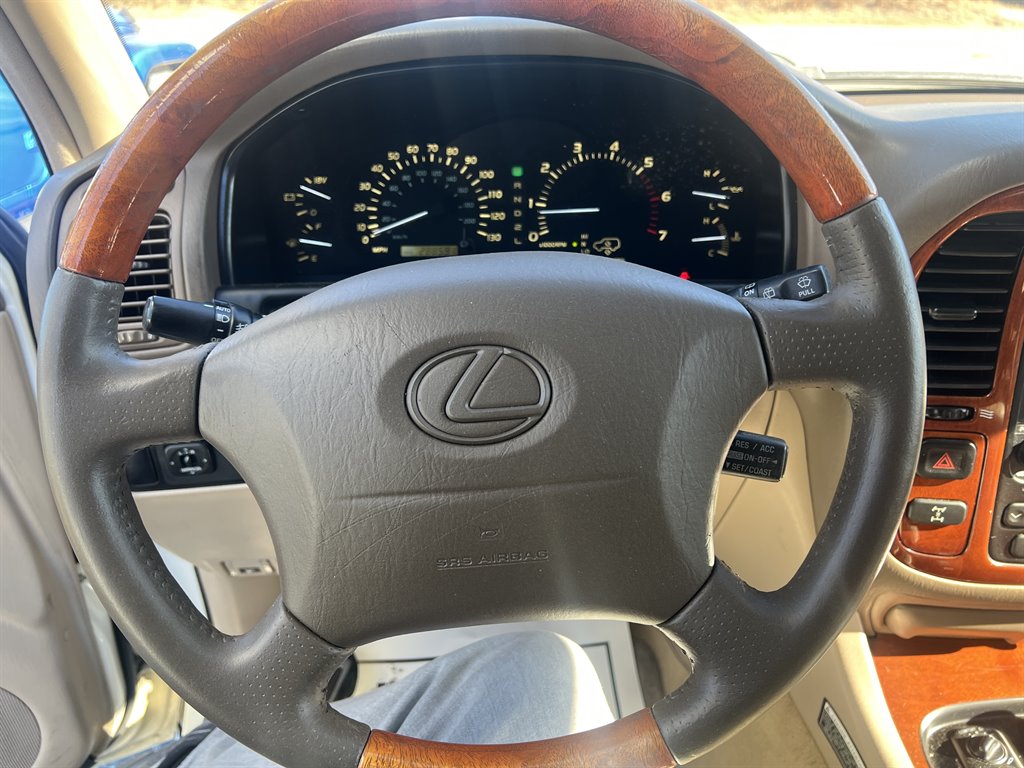 2002 Lexus LX 470 photo