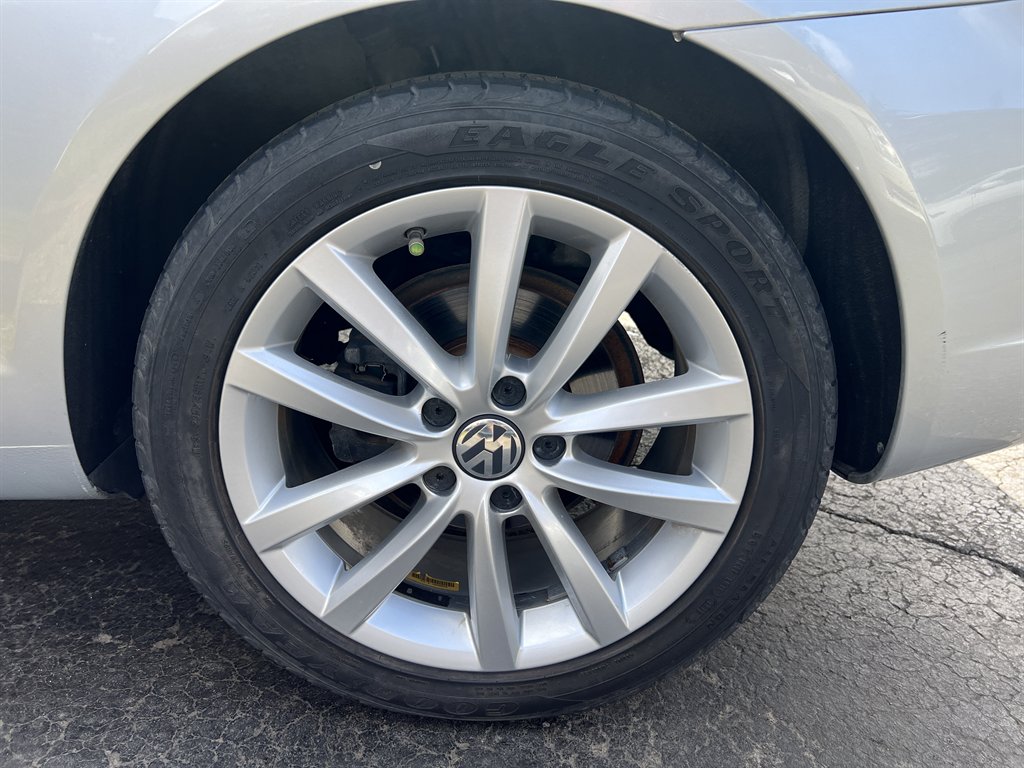 2012 Volkswagen Eos - $7,995