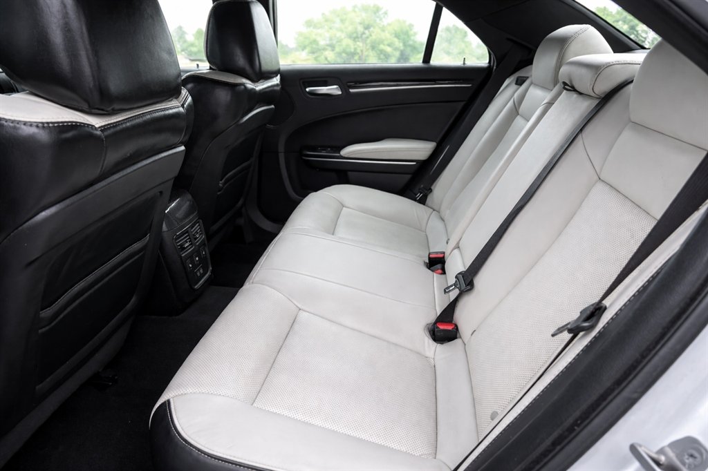 2021 Chrysler 300 - $22,995