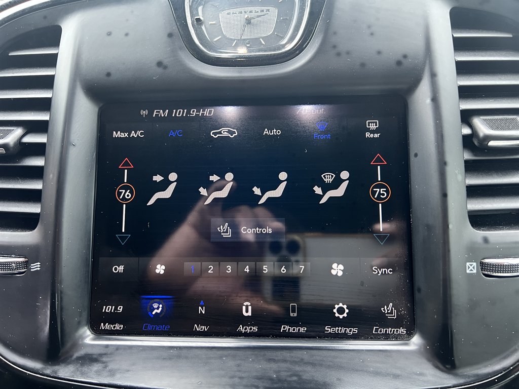 2021 Chrysler 300 - $22,995