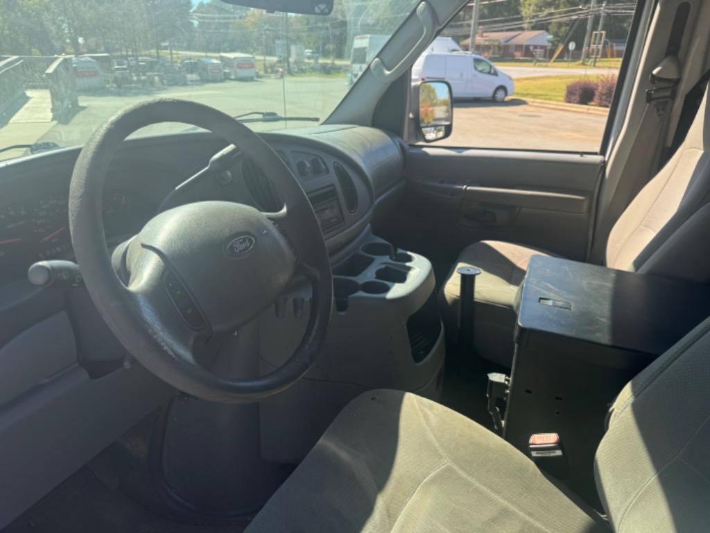 2005 Ford E-150  photo