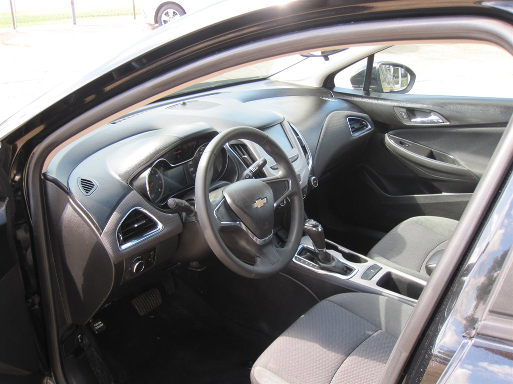 2017 CHEVROLET Cruze Sedan - $18,335