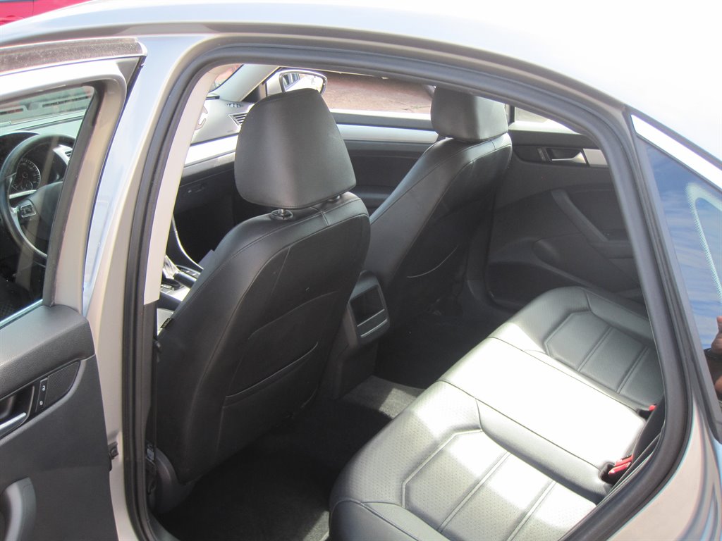 2012 Volkswagen Passat SE photo