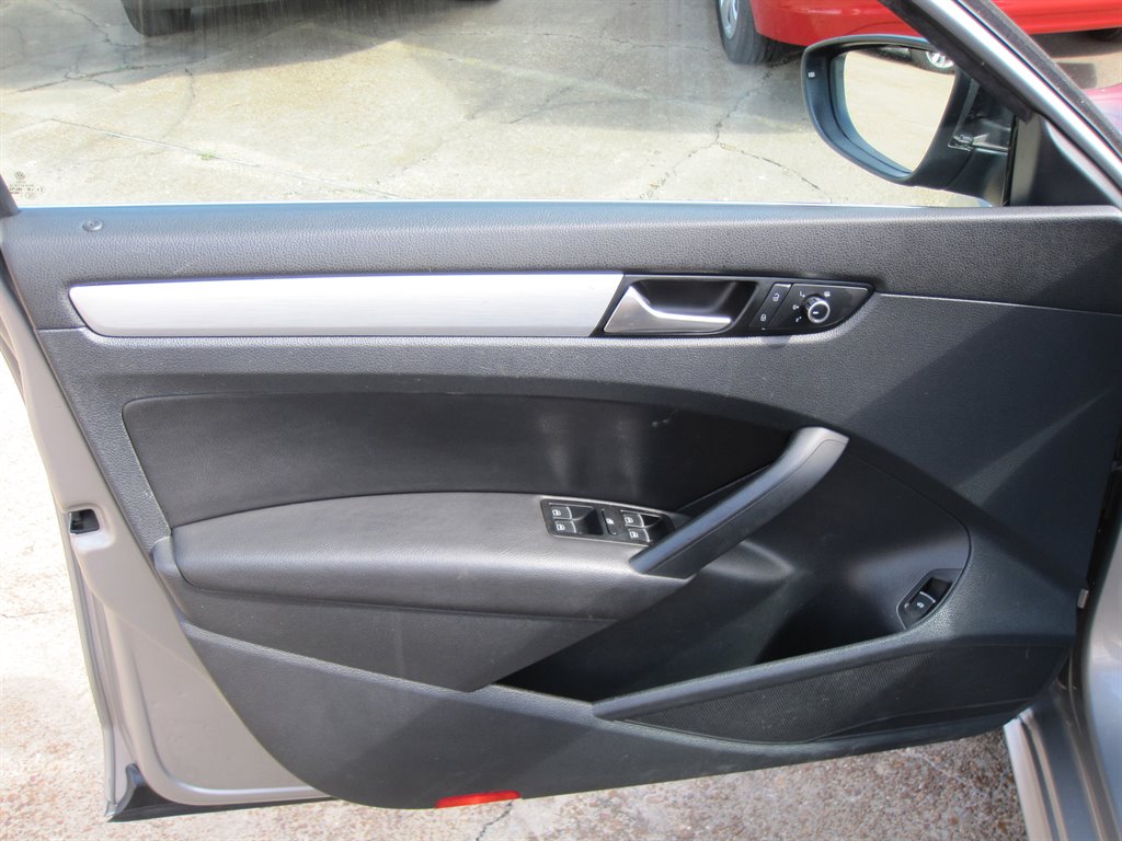 2012 Volkswagen Passat SE photo