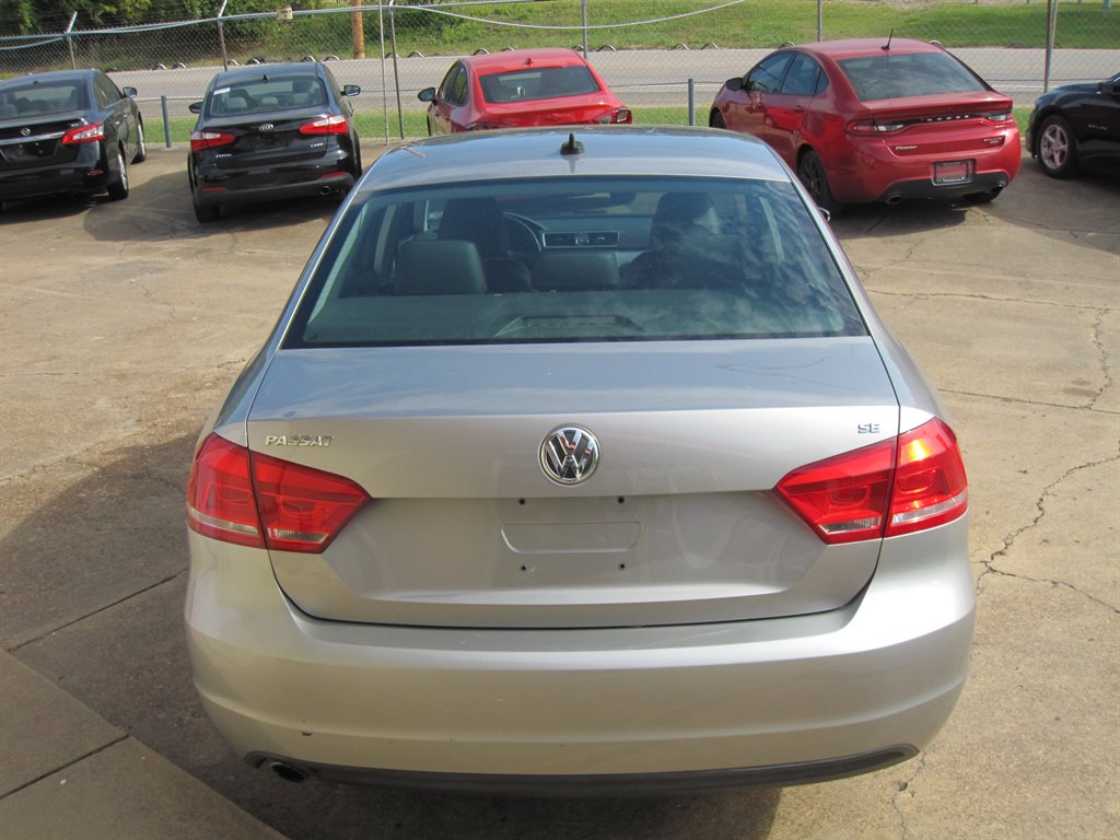2012 Volkswagen Passat SE photo