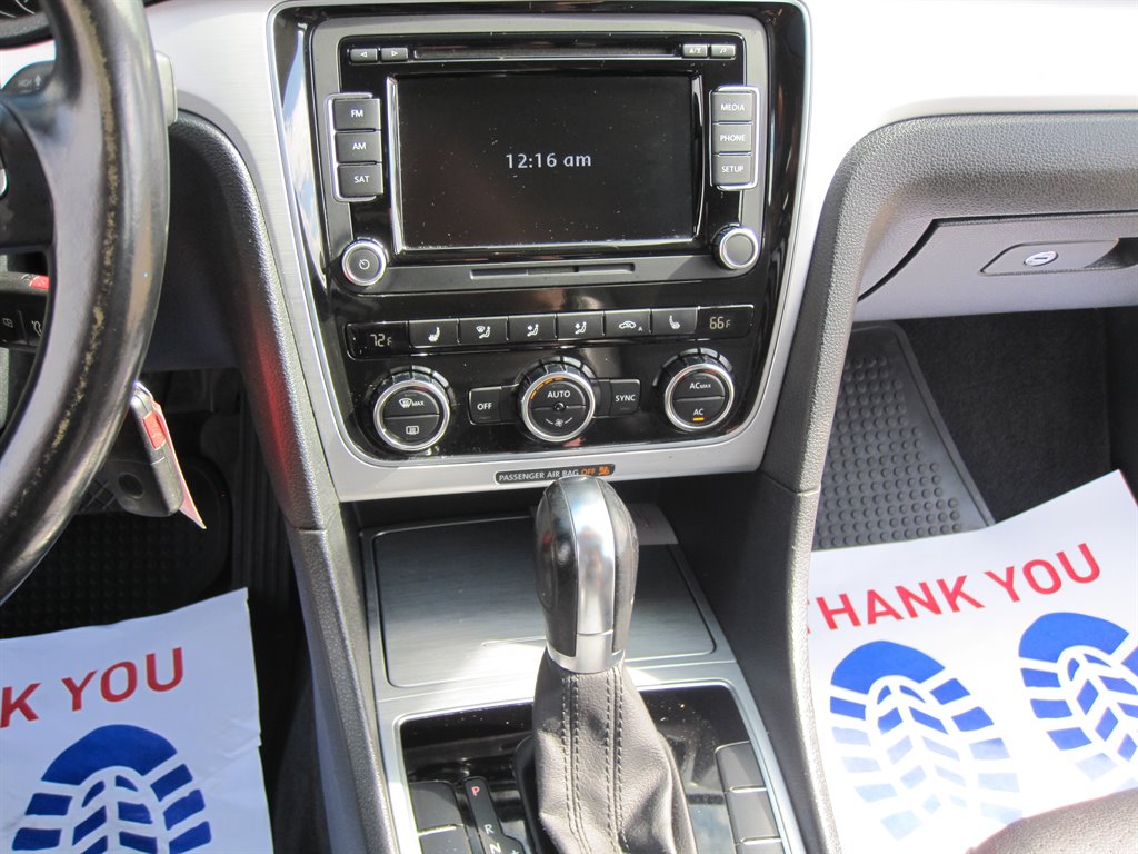 2012 Volkswagen Passat SE photo