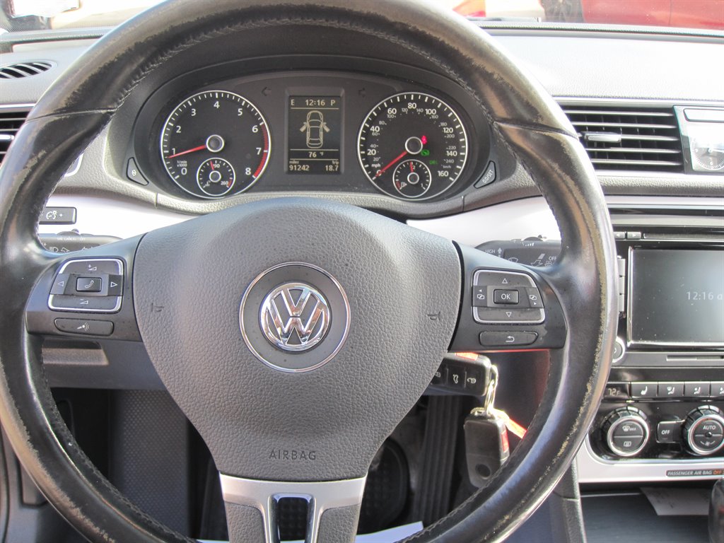 2012 Volkswagen Passat SE photo