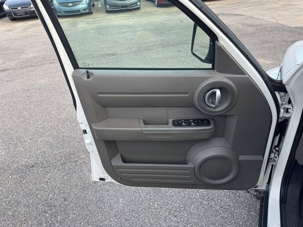 2009 Dodge Nitro SE photo