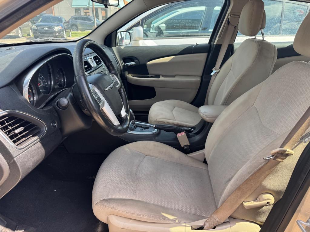 2013 Chrysler 200 - $9,300