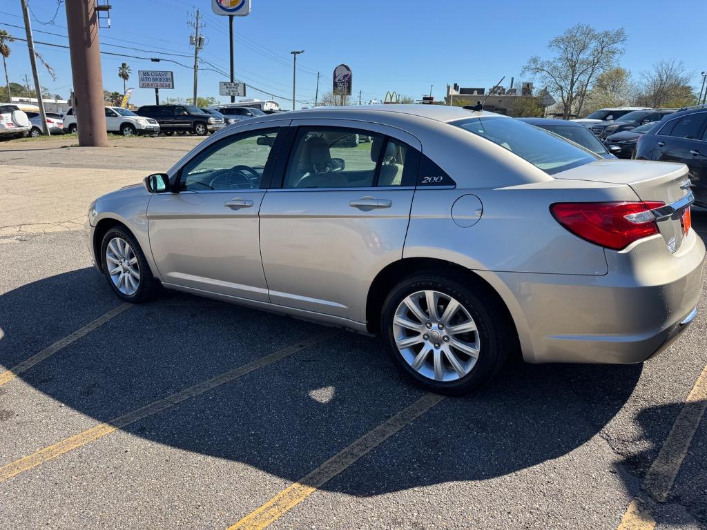 2013 Chrysler 200 - $9,300