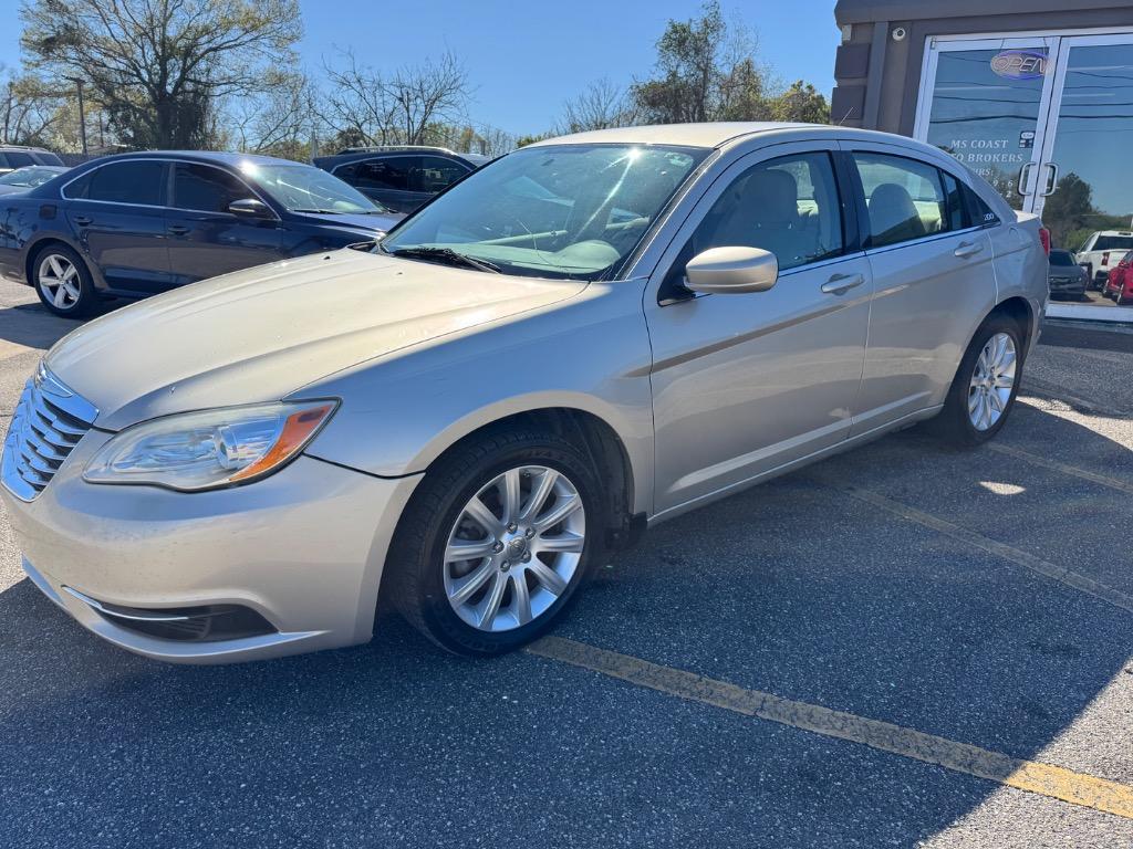 2013 Chrysler 200 - $9,300