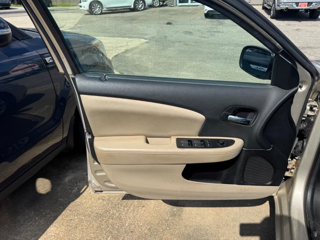2013 Chrysler 200 - $9,300