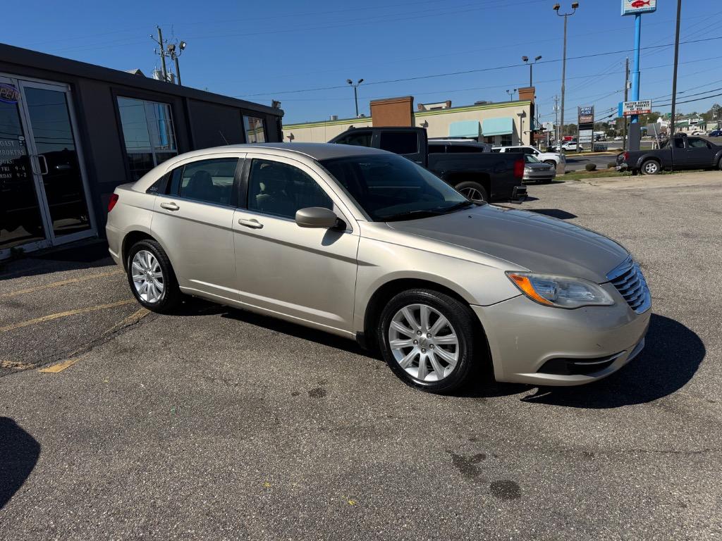 2013 Chrysler 200 - $9,300
