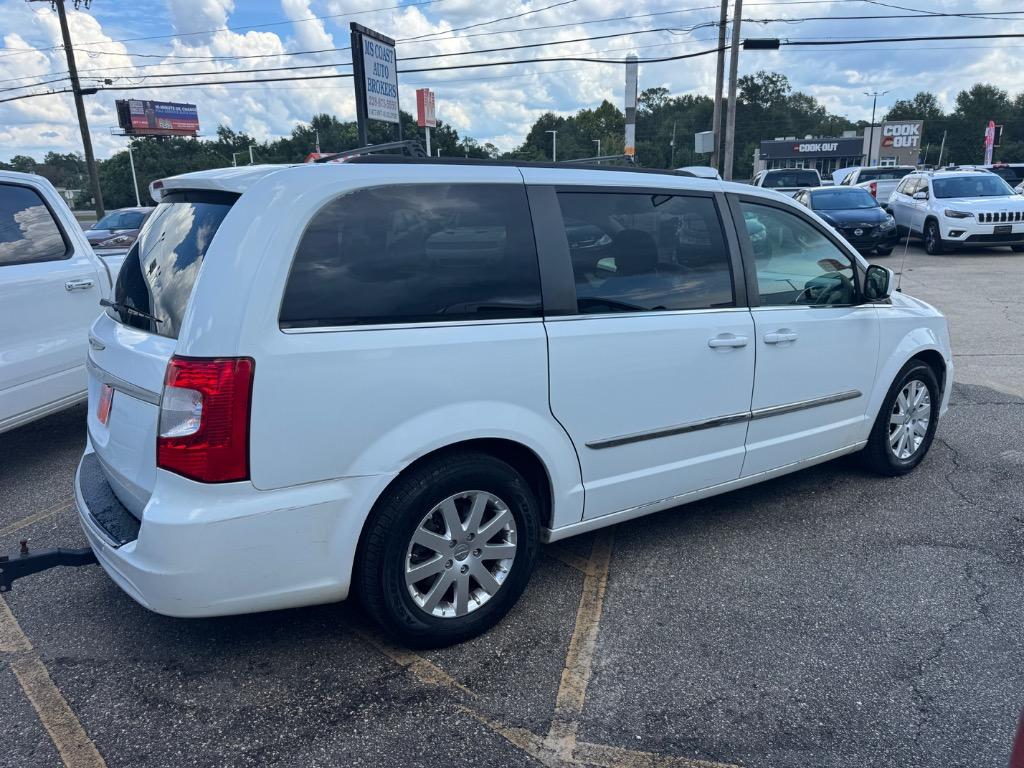2013 Chrysler Town And Country - $5,995