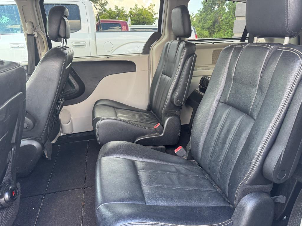 2013 Chrysler Town And Country - $5,995
