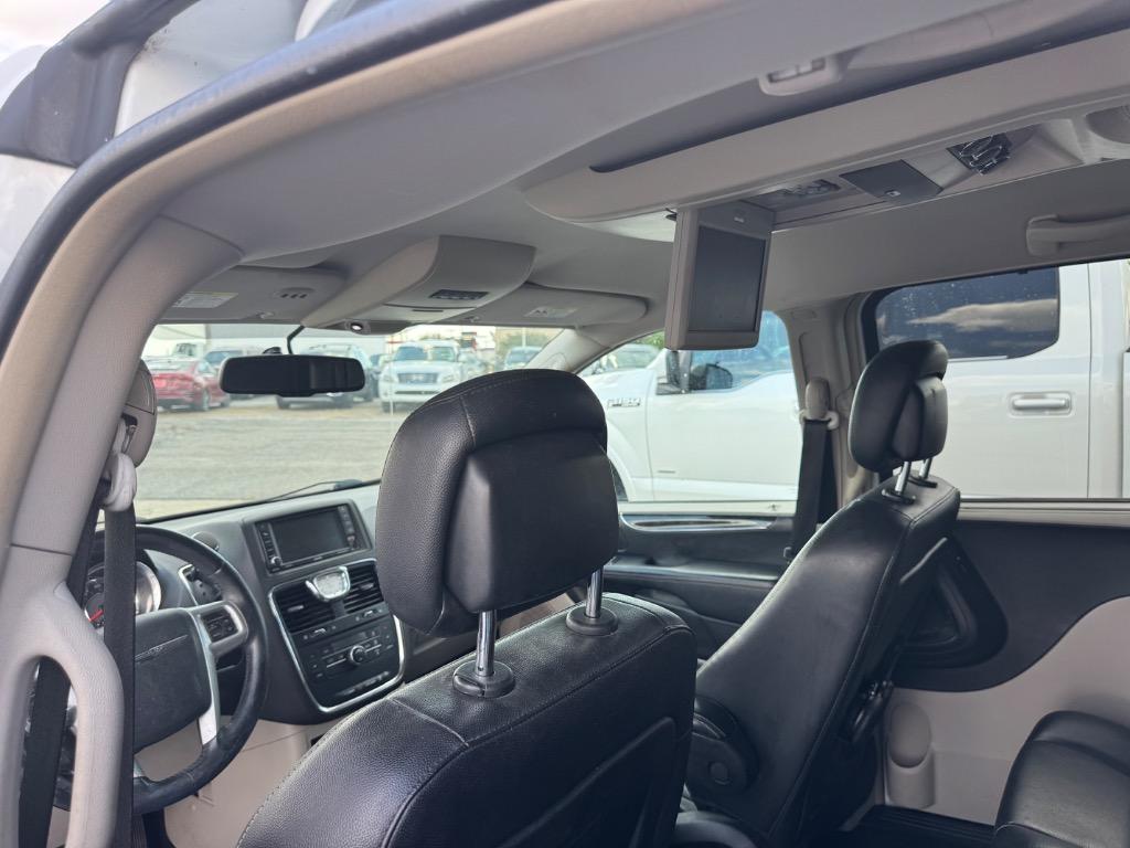 2013 Chrysler Town And Country - $5,995
