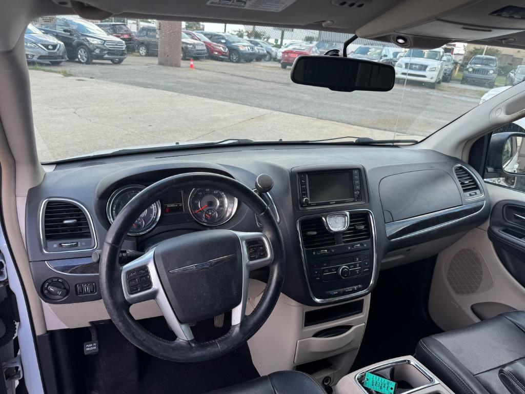 2013 Chrysler Town And Country - $5,995