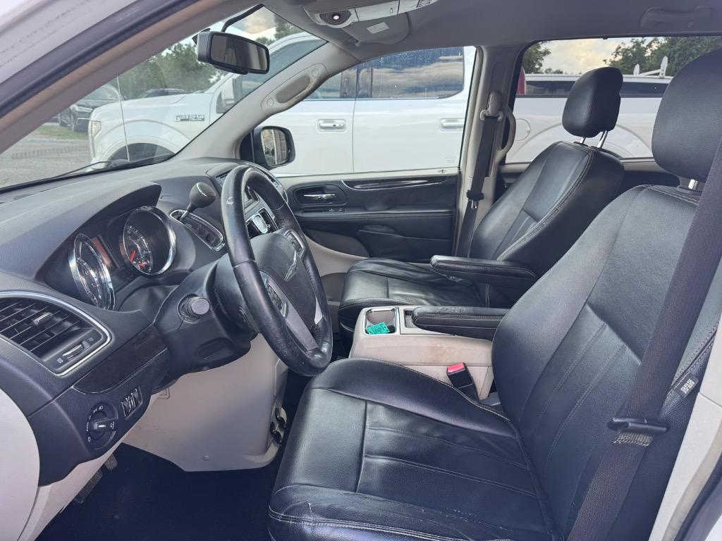 2013 Chrysler Town And Country - $5,995